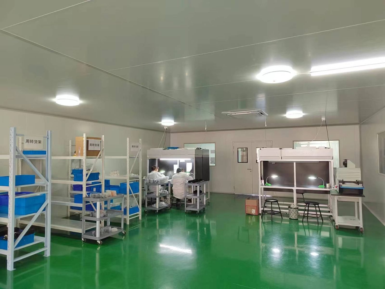 Zone E — cleanroom assembly cell at Lensmind