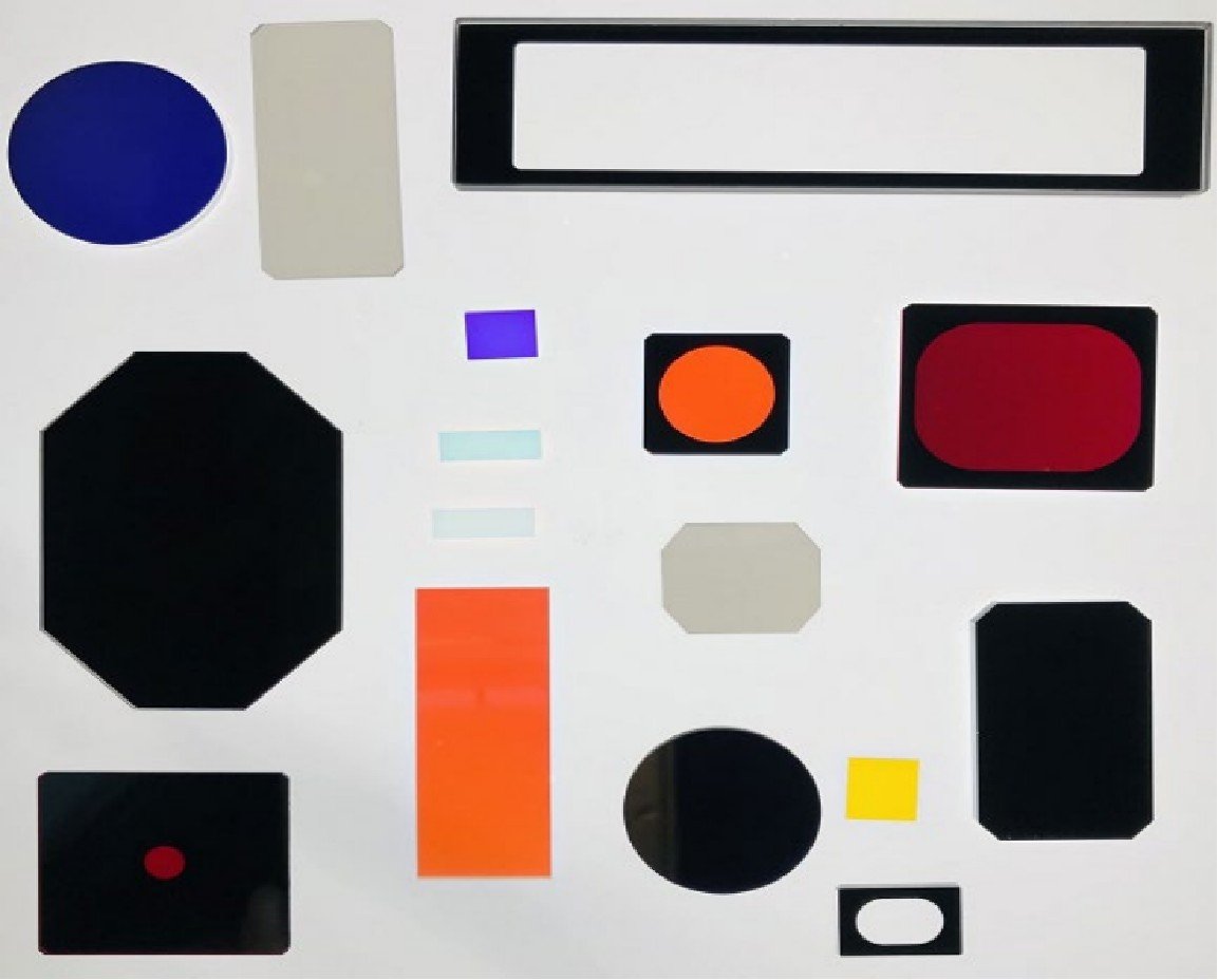 Plane optical mirrors with custom shapes and coatings